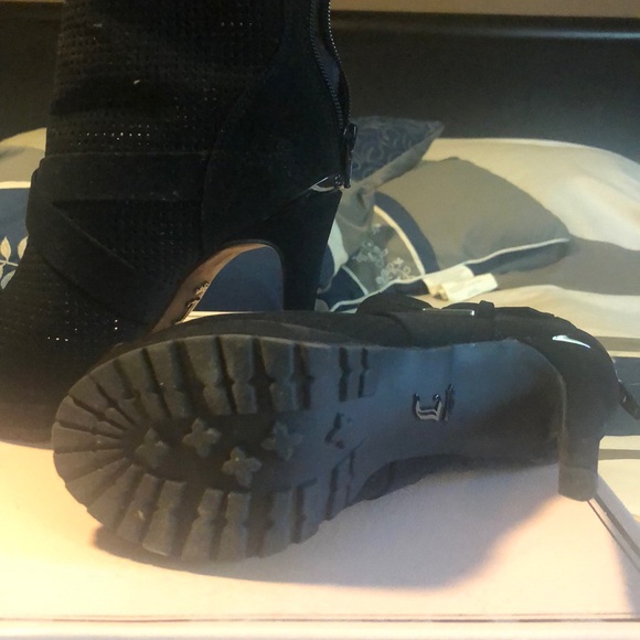 Almost knee black heeled boots - Picture 4 of 5